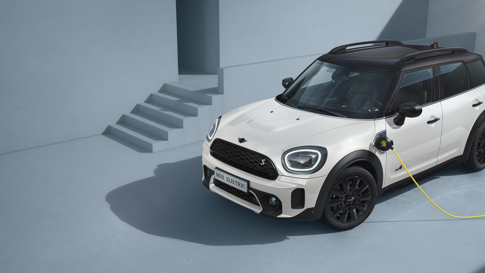 MINI Countryman Hybrid – Imagine din partea laterală – argintiu şi galben