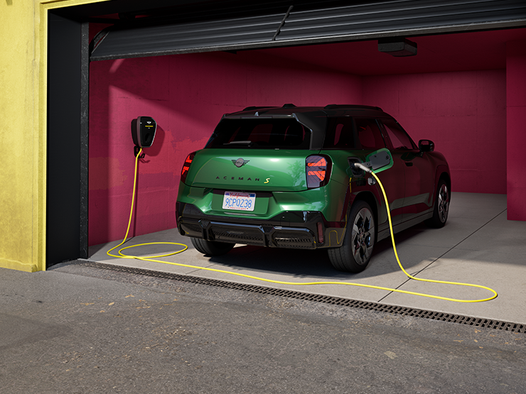 MINI Aceman complet electric în Verde British Racing.