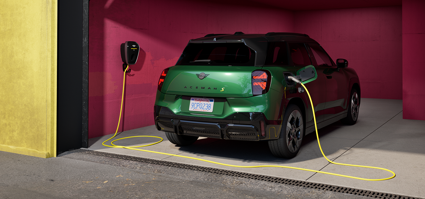MINI Aceman complet electric în Verde British Racing.