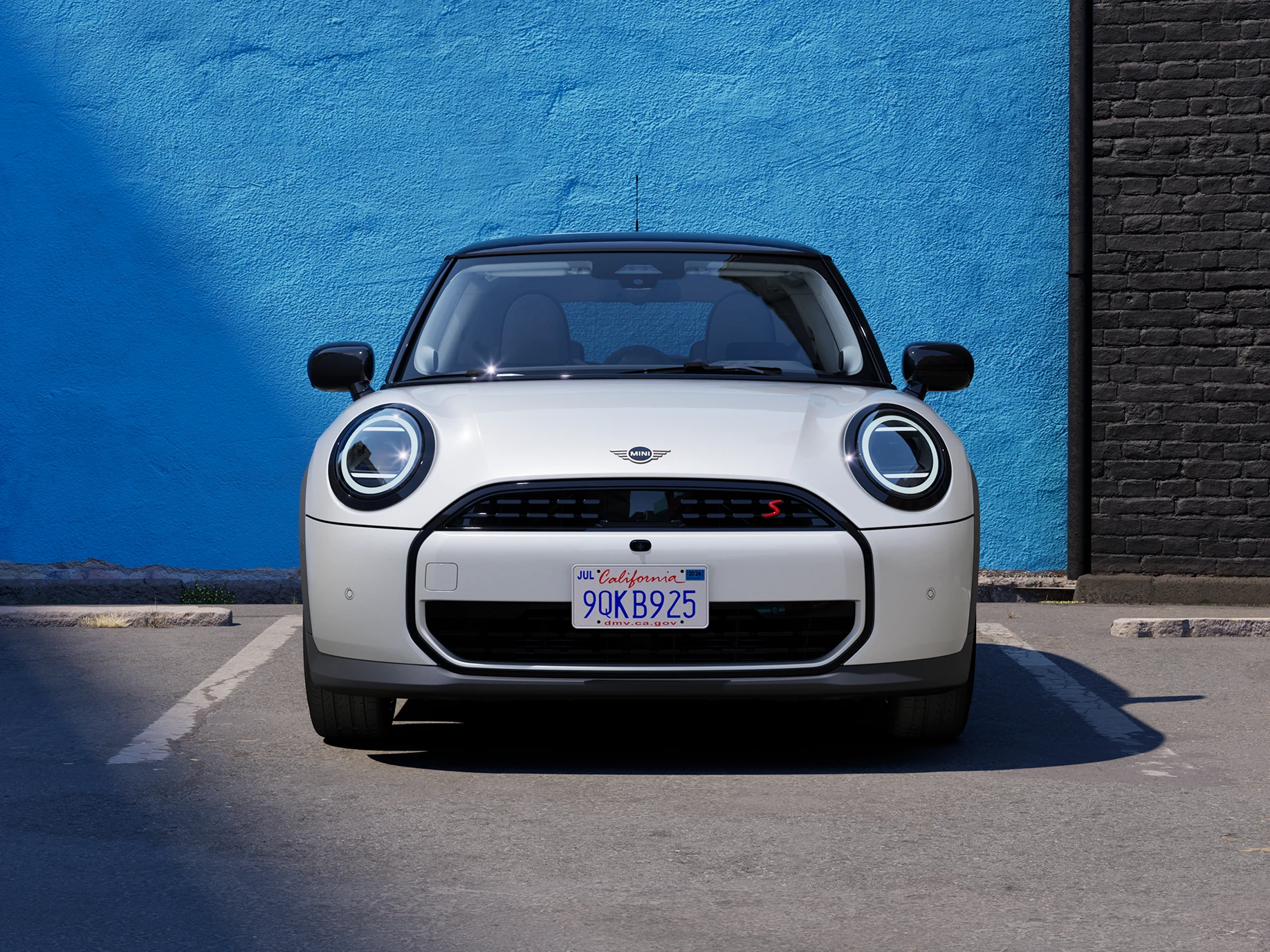 MINI Cooper în Alb Nanuq cu plafon negru.