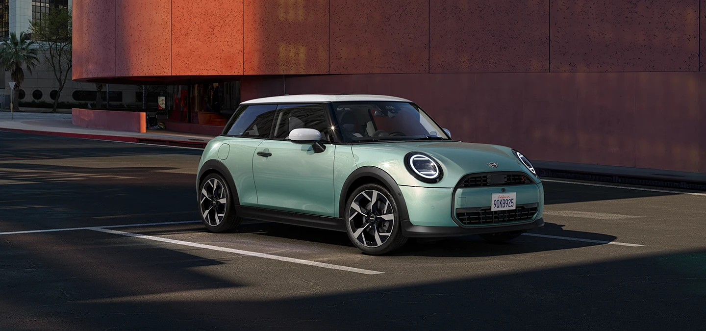 MINI Cooper în Verde Ocean Wave şi plafon alb.