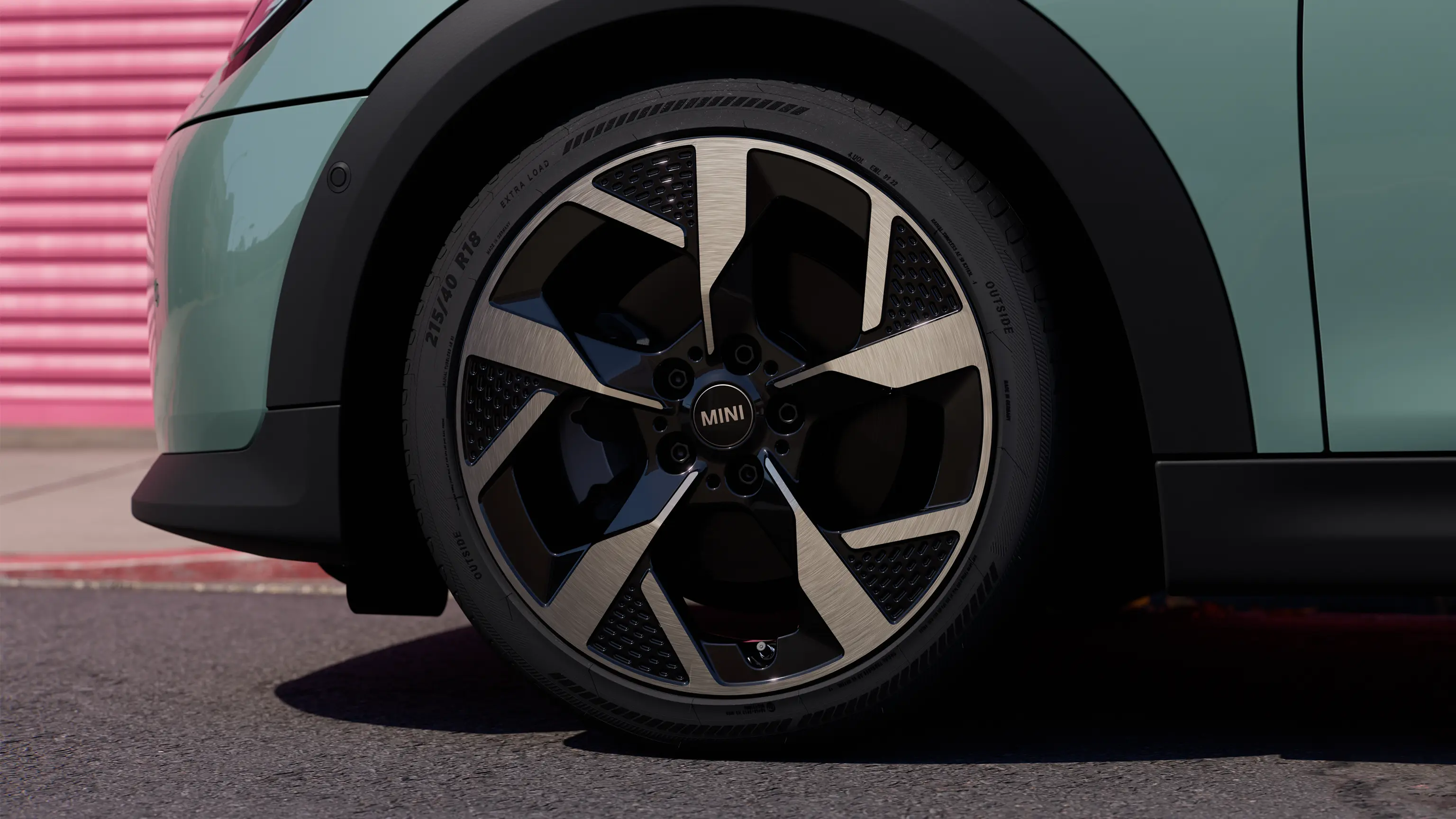 Videoclip care prezintă rotirea jantelor Slide Spoke ale MINI Cooper