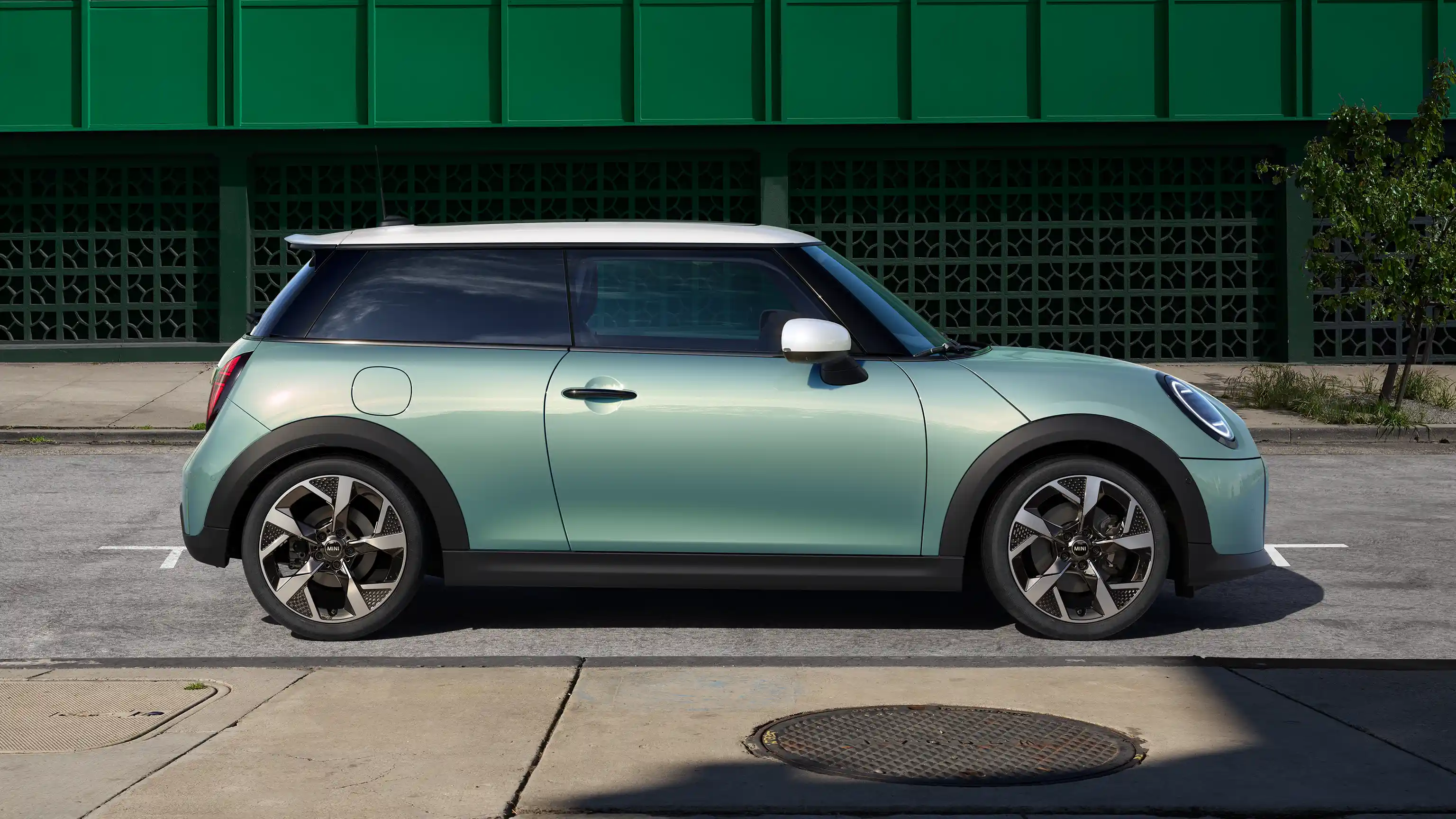 MINI Cooper cu 3 uşi - Design emblematic