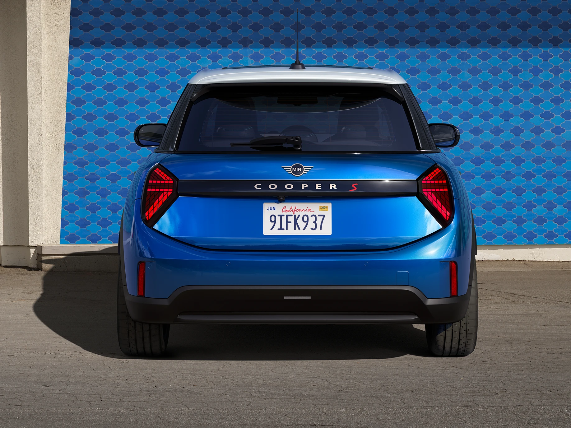 MINI Cooper cu 5 uşi în Albastru Icy Sunshine şi plafon multicolor albastru.