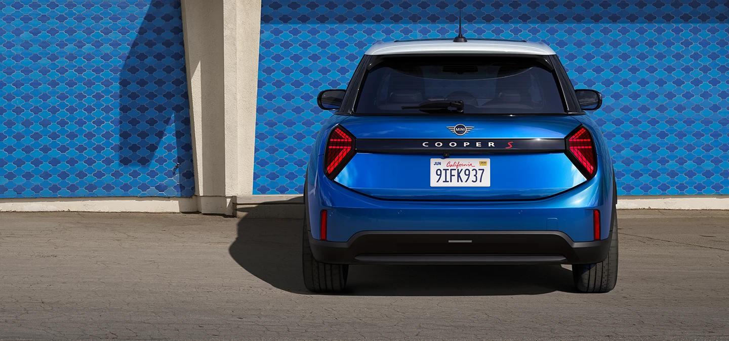 MINI Cooper cu 5 uşi în Albastru Icy Sunshine şi plafon multicolor albastru.