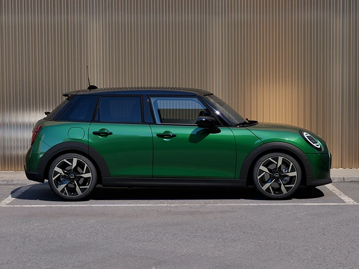 MINI Cooper cu 5 uşi în Verde British Racing.