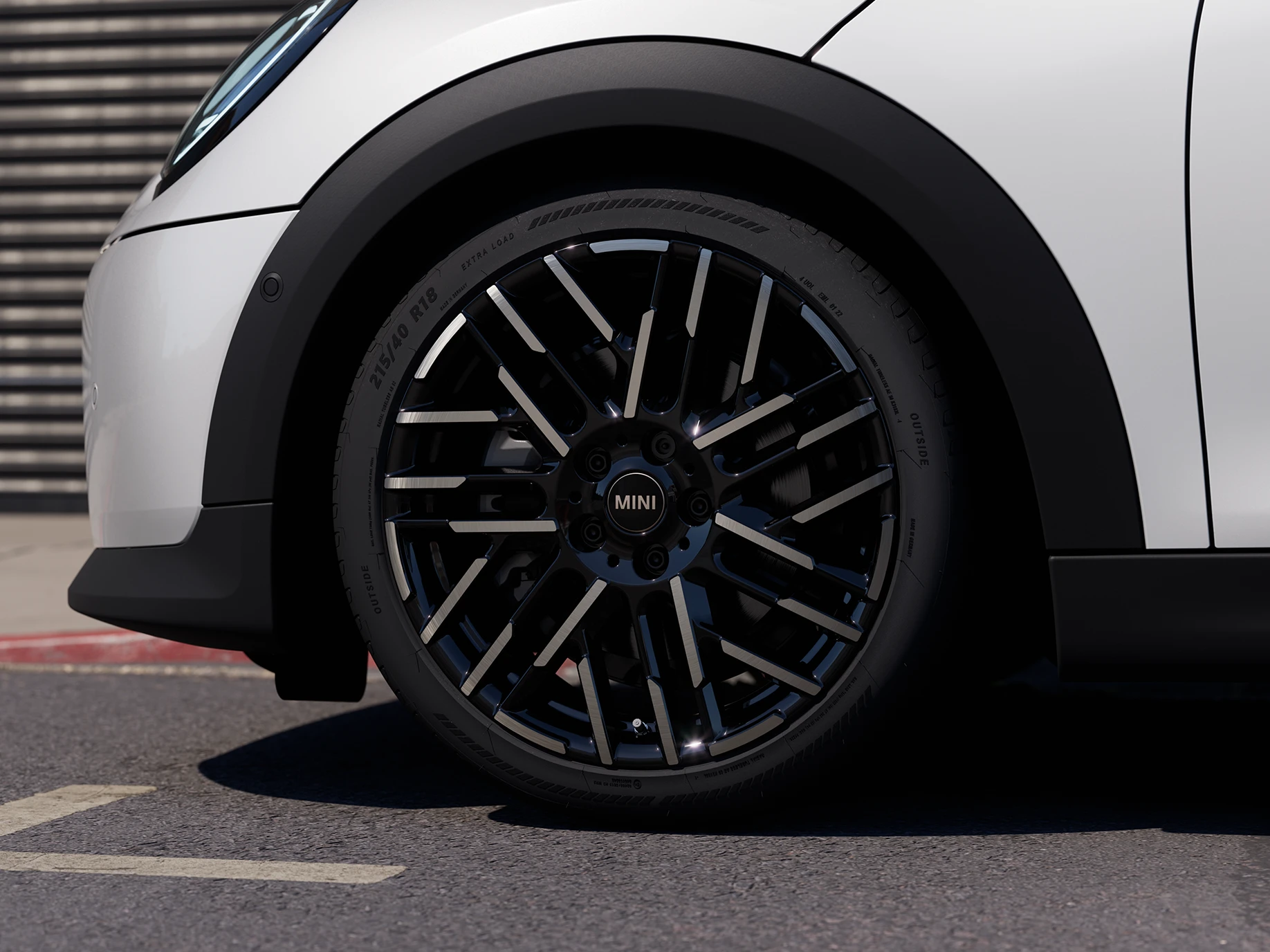 MINI Cooper cu 5 uşi în Alb Nanuq cu jante în 2 tonuri Night Flash.