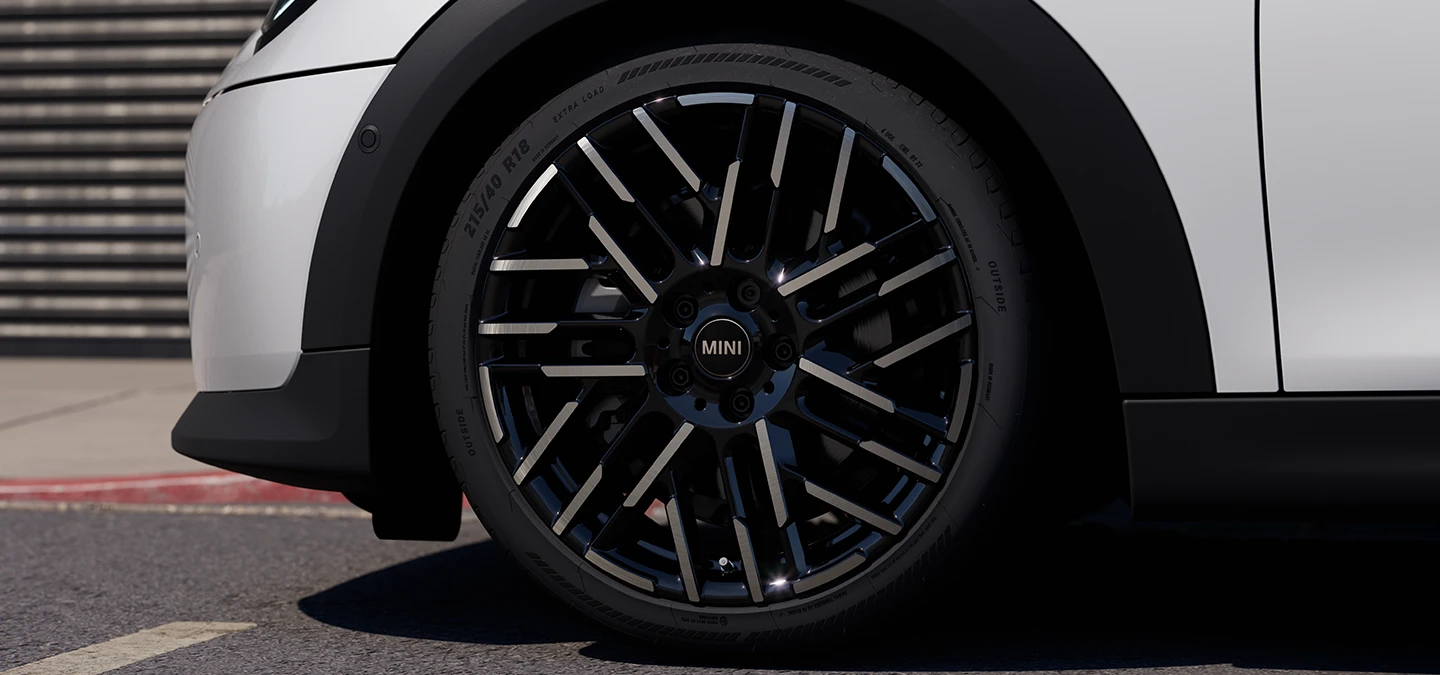 MINI Cooper cu 5 uşi în Alb Nanuq cu jante în 2 tonuri Night Flash.