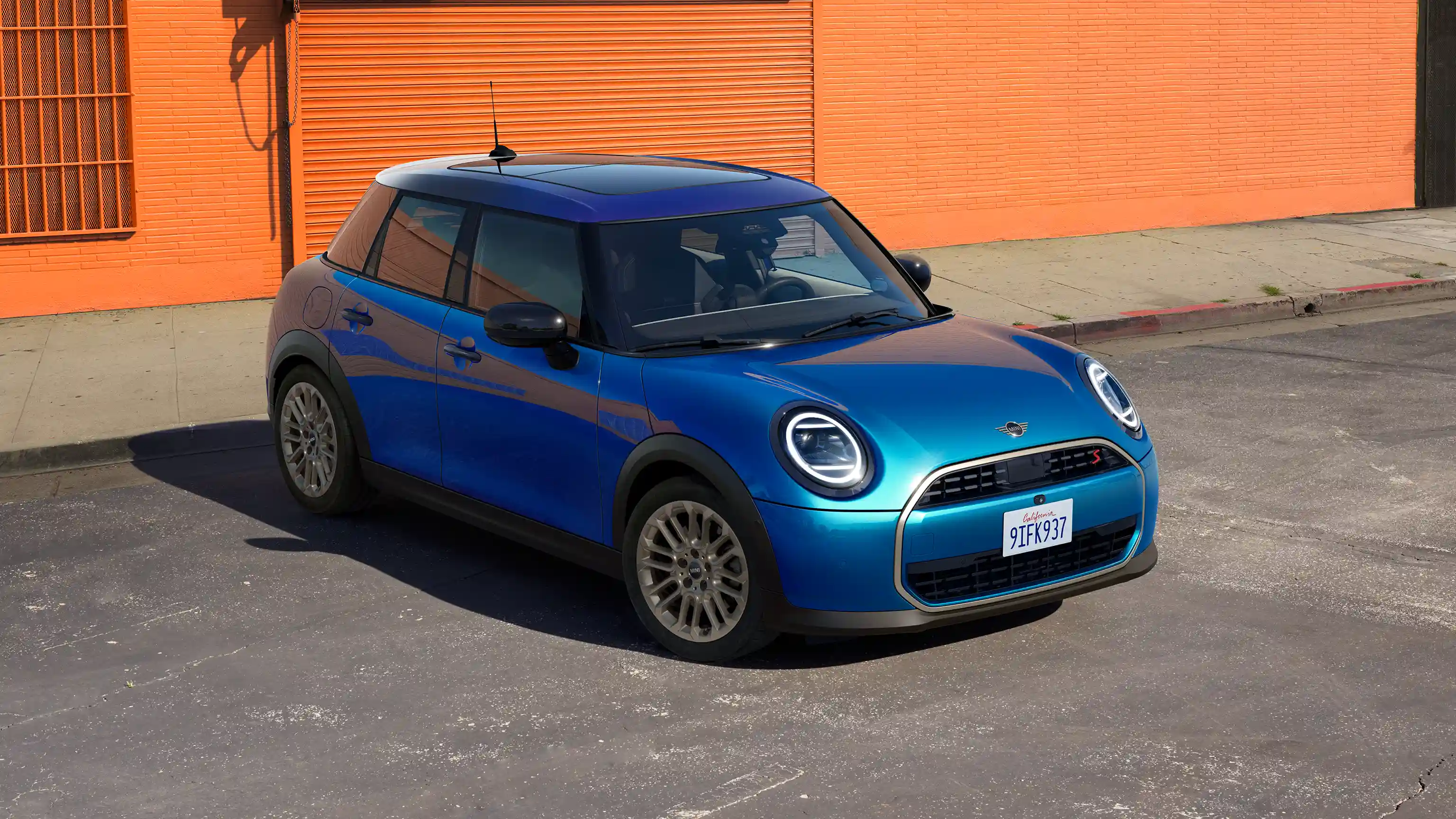 MINI Cooper cu 5 uşi în Albastru Icy Sunshine şi plafon multicolor