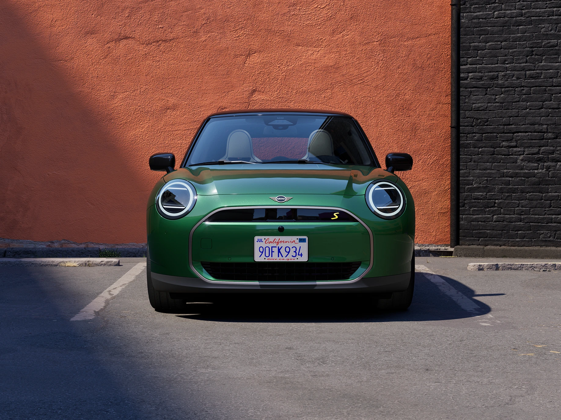 MINI Cooper integral electric în Verde British Racing cu plafon negru.