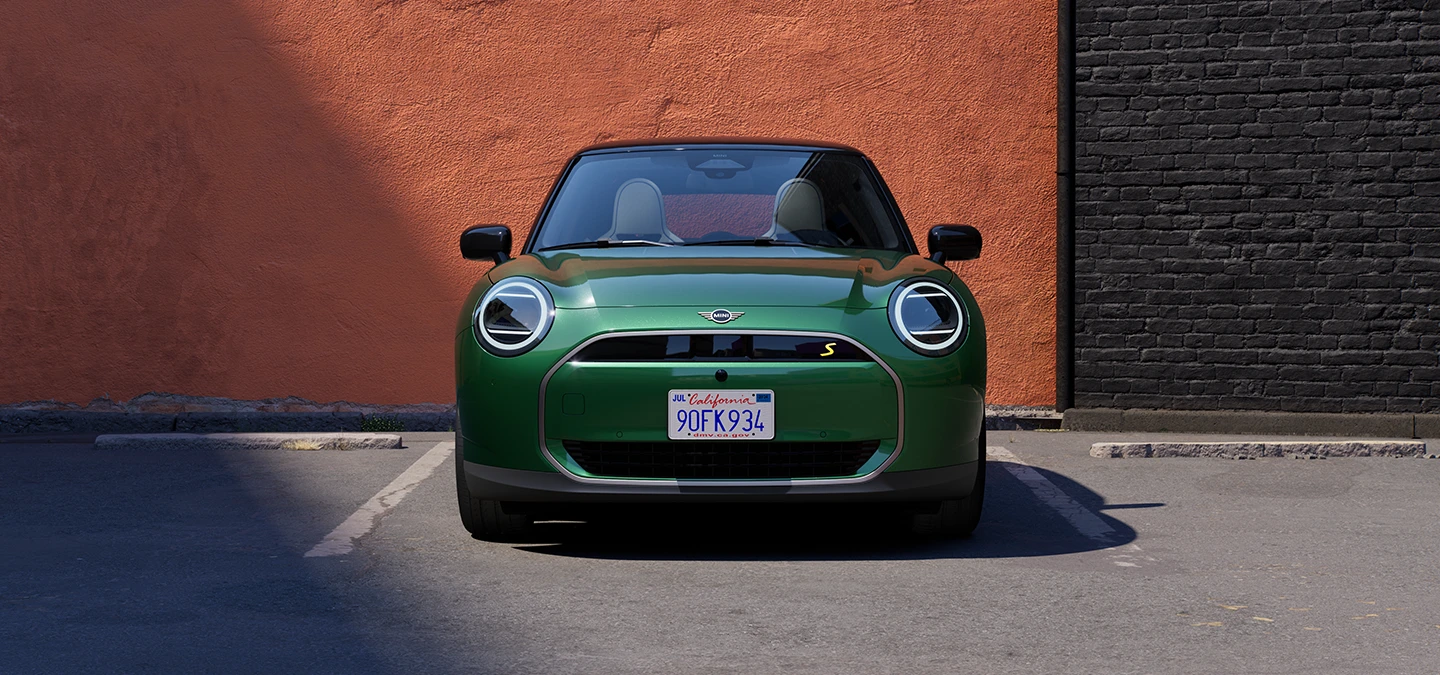 MINI Cooper integral electric în Verde British Racing cu plafon negru.