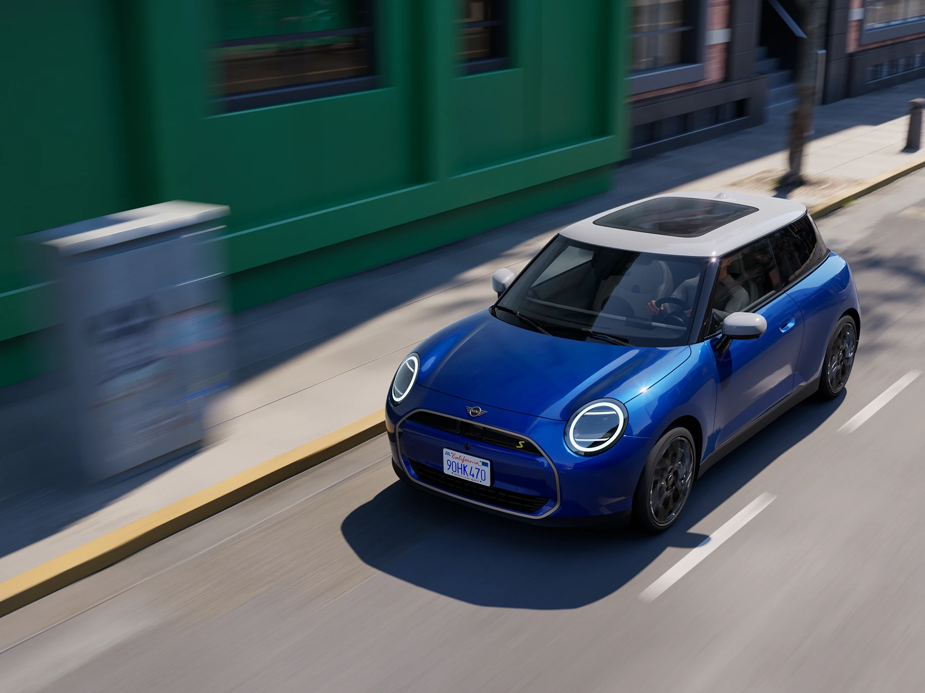 MINI Cooper integral electric în Albastru Blazing cu plafon alb.