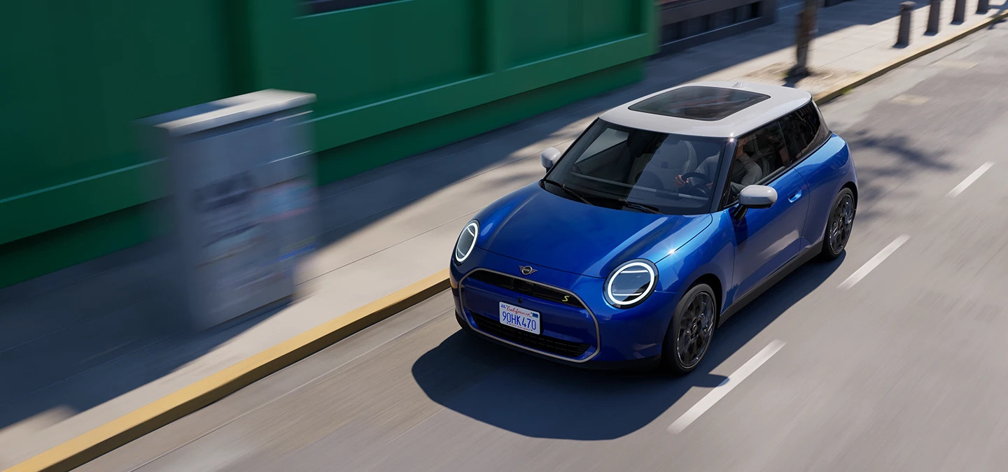 MINI Cooper integral electric în Albastru Blazing cu plafon alb.