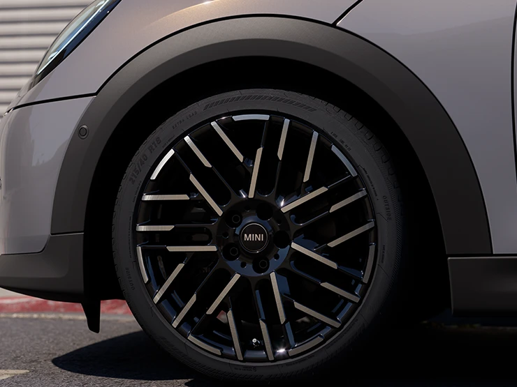 MINI Cooper Cabrio în Gri Copper cu jante în 2 tonuri Night Flash.