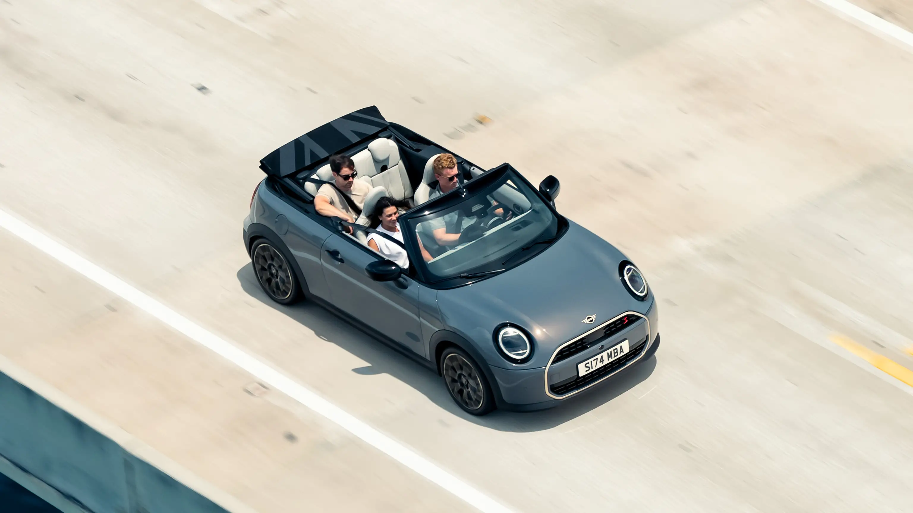 MINI Cooper Cabrio - În aer liber.