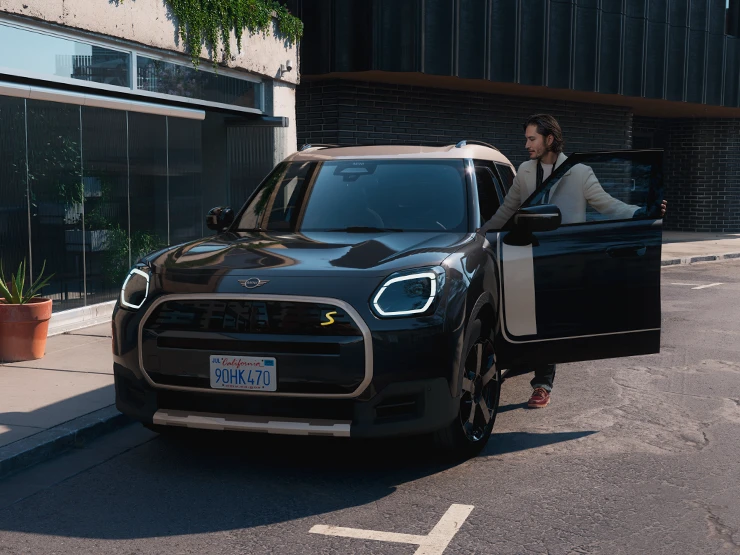 MINI Countryman integral electric în Negru Midnight cu plafon Argintiu Vibrant.