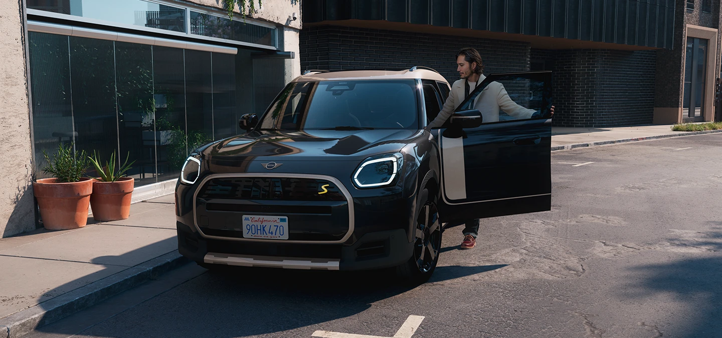 MINI Countryman integral electric în Negru Midnight cu plafon Argintiu Vibrant.