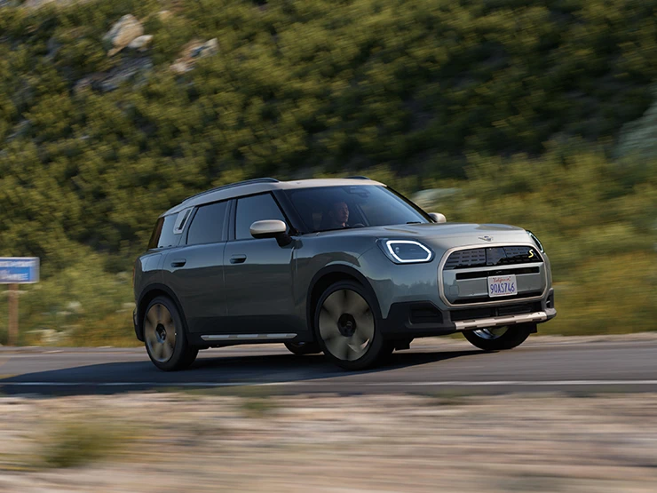 MINI Countryman integral electric în Verde Smokey cu plafon Argintiu Vibrant.