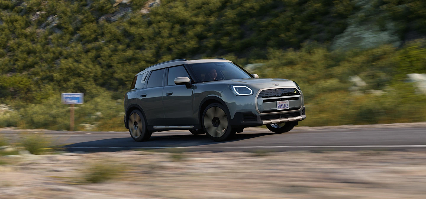 MINI Countryman integral electric în Verde Smokey cu plafon Argintiu Vibrant.
