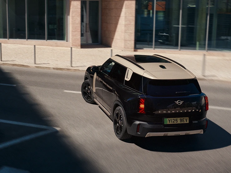 MINI Countryman integral electric în Negru Midnight cu plafon Argintiu Vibrant.