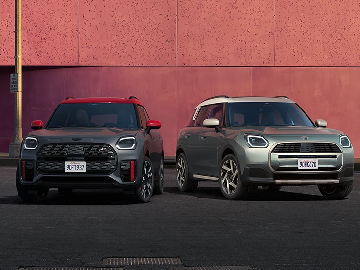 MINI Countryman JCW în Gri Legend cu plafon roşu şi MINI Countryman în Verde Smokey şi plafon Argintiu Vibrant.