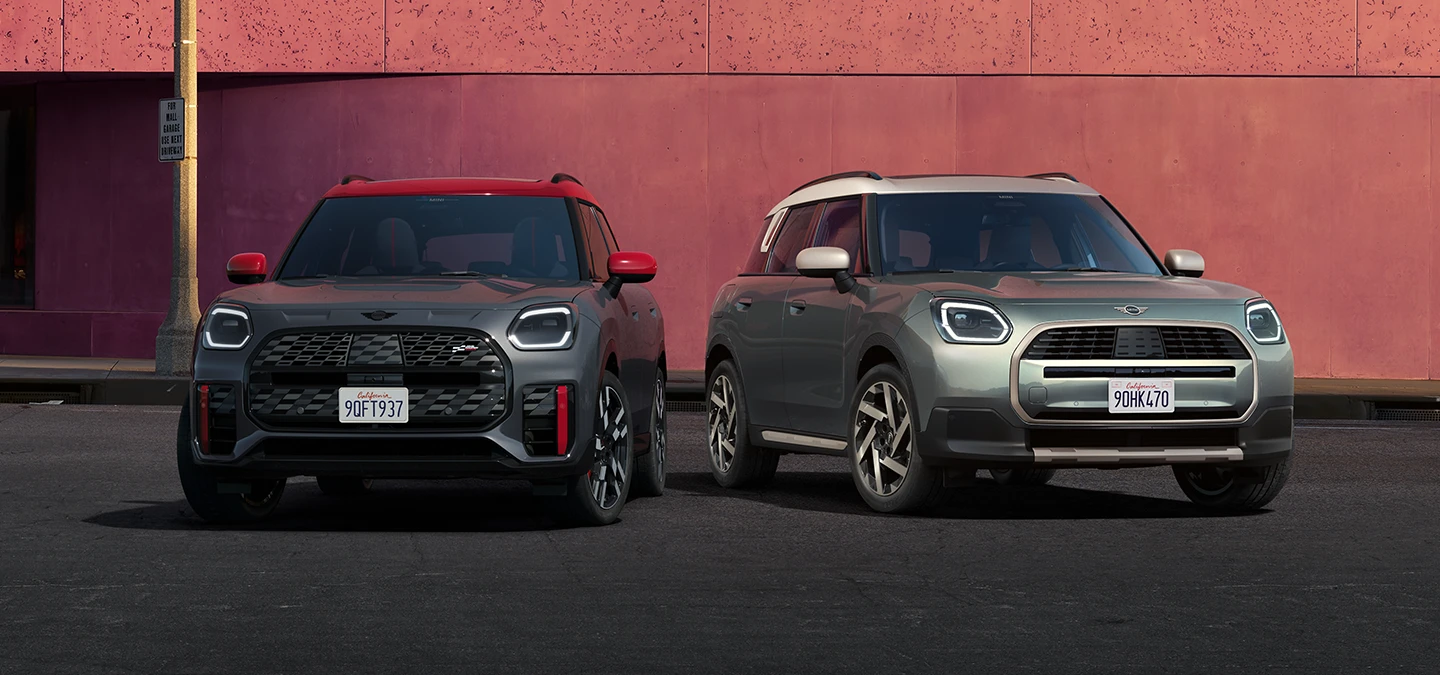MINI Countryman JCW în Gri Legend cu plafon roşu şi MINI Countryman în Verde Smokey şi plafon Argintiu Vibrant.