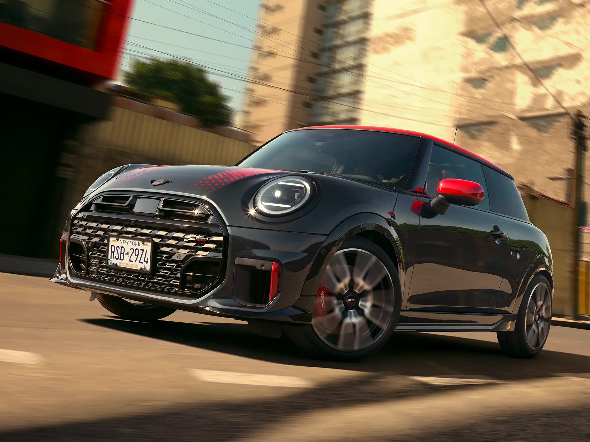 MINI John Cooper Works - Imagine din partea laterală cu F66 JCW