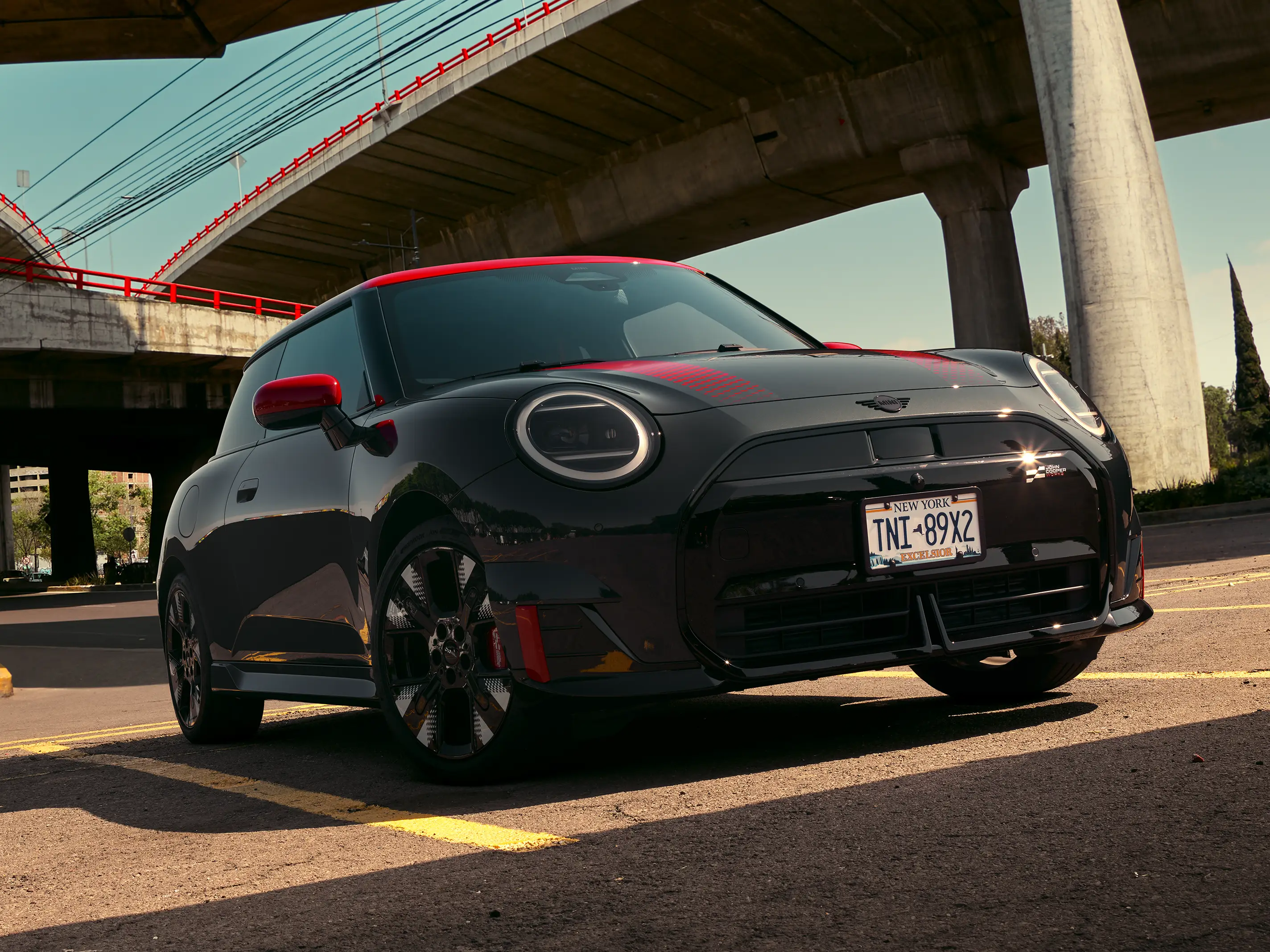 MINI John Cooper Works - Imagine din partea laterală cu J01 JCW