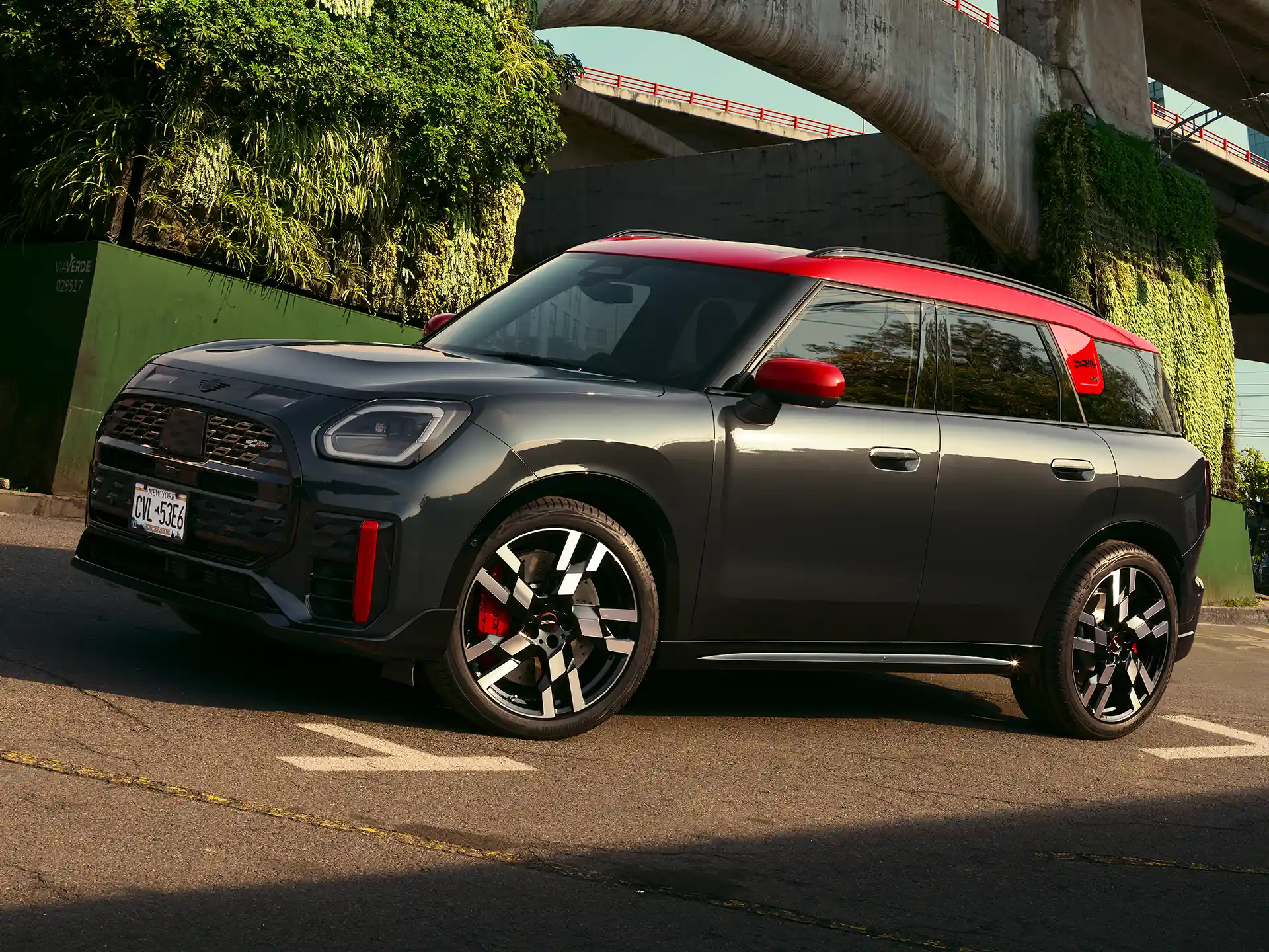 MINI John Cooper Works - Imagine din partea laterală cu U25 JCW