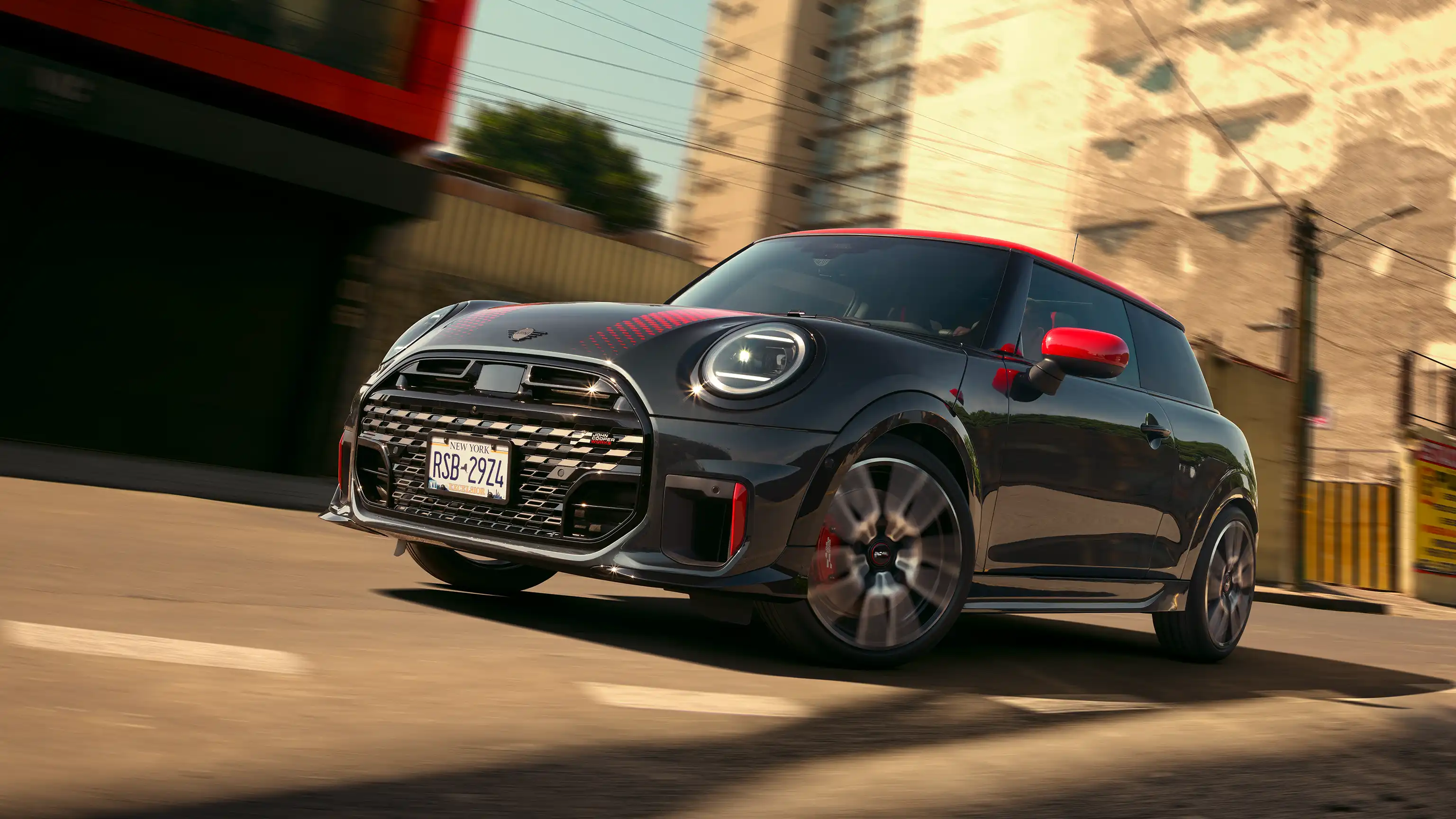 MINI John Cooper Works - Imagine din partea laterală cu F66 JCW