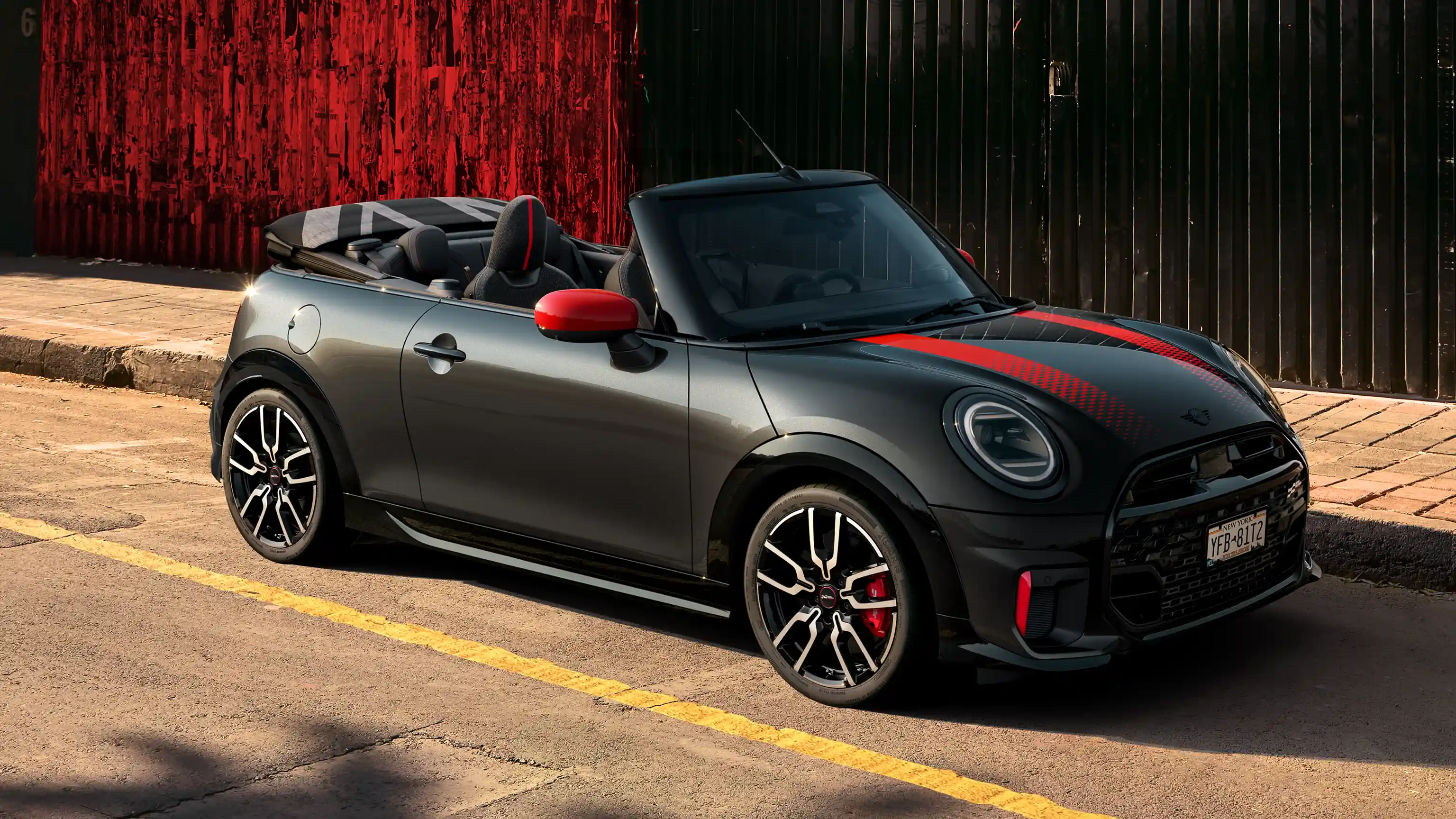 MINI John Cooper Works - Imagine din partea laterală cu F67 JCW