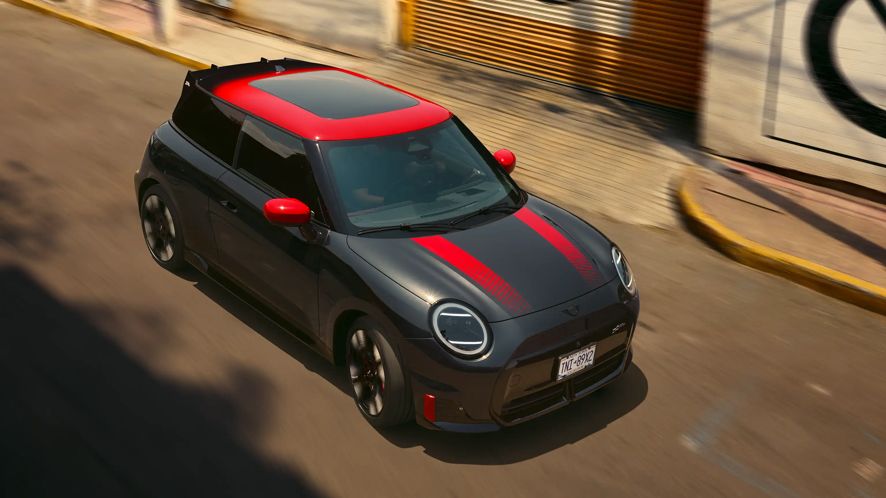 MINI John Cooper Works - Imagine de sus cu J01 JCW