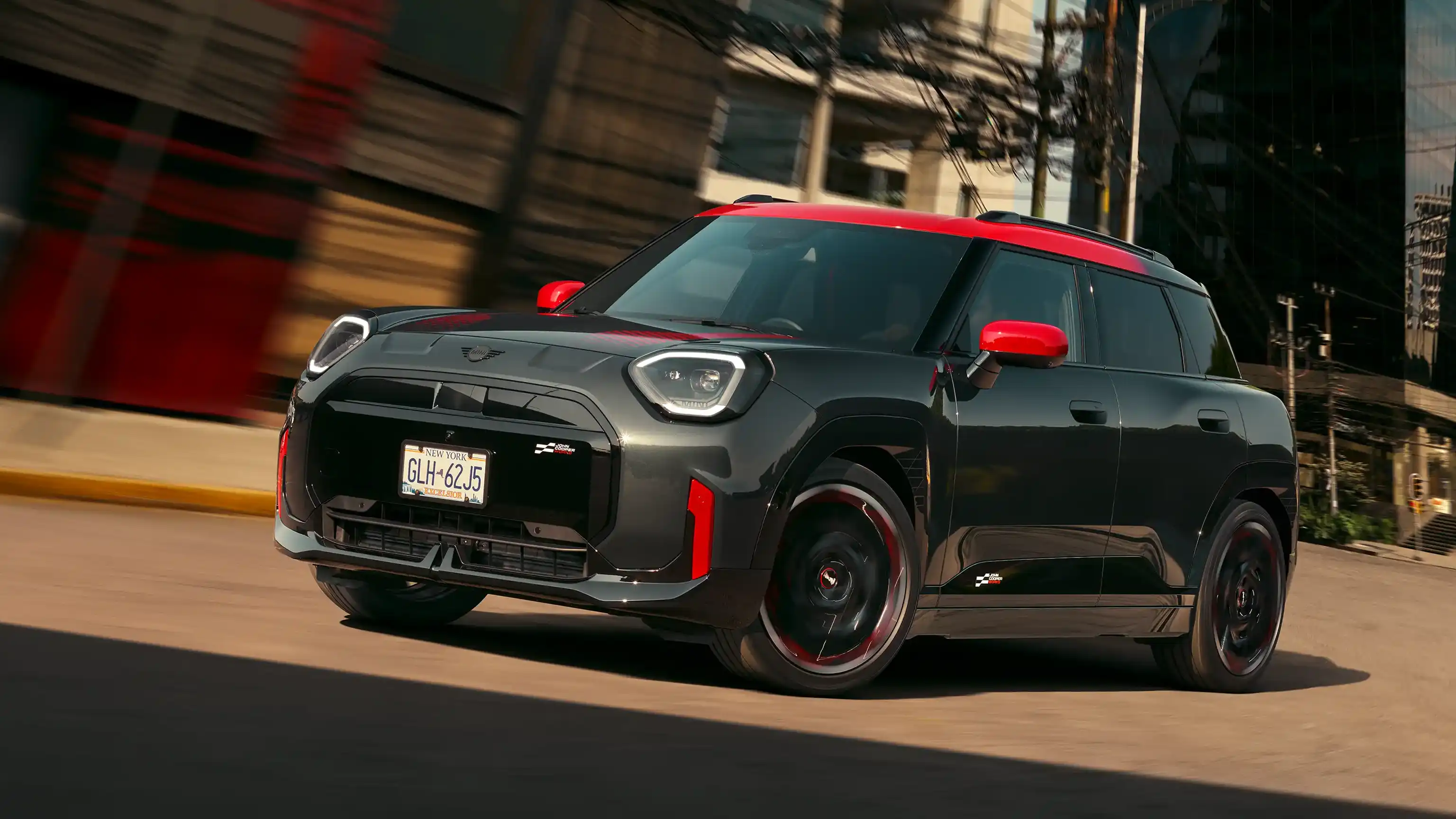 MINI John Cooper Works - Imagine din partea laterală cu J05 JCW