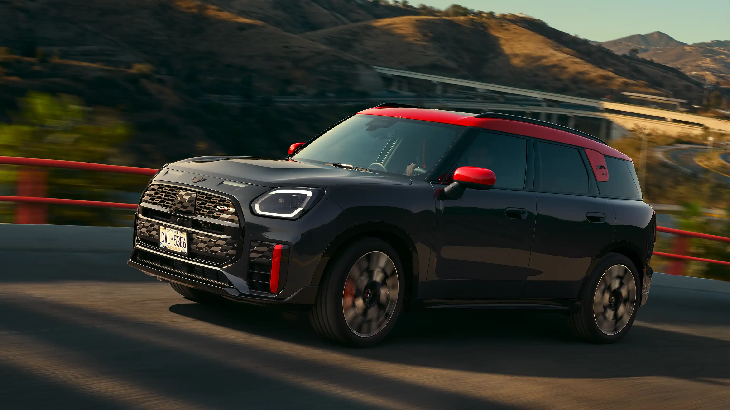 MINI John Cooper Works - Imagine din partea laterală cu U25 JCW