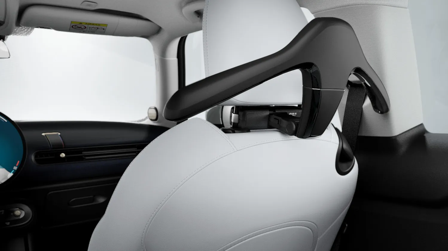 Umeraş pentru haine MINI în interiorul automobilului ca parte a sistemului MINI Travel and Comfort.