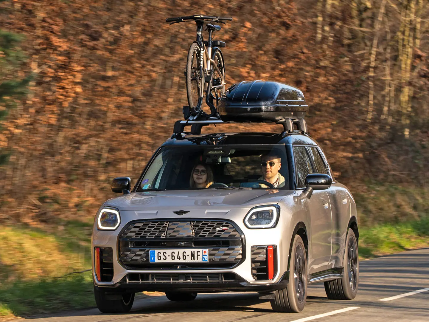 MINI Countryman Cooper argintiu cu suport de plafon MINI, cutie portbagaj MINI, suport pentru biciclete MINI. 