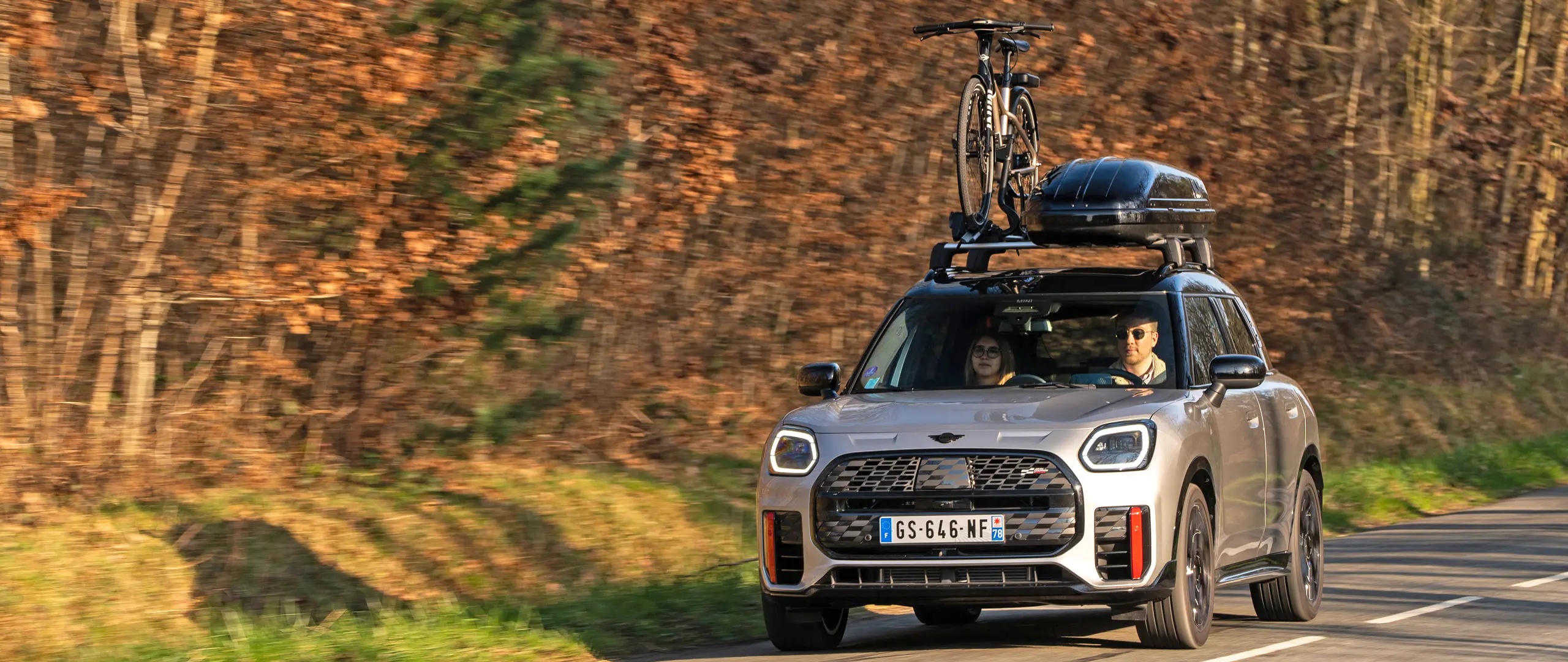 MINI Countryman Cooper argintiu cu suport de plafon MINI, cutie portbagaj MINI, suport pentru biciclete MINI. 