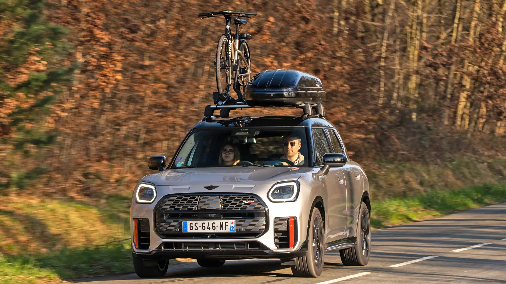 MINI Countryman Cooper argintiu cu suport de plafon MINI, cutie portbagaj MINI, suport pentru biciclete MINI. 