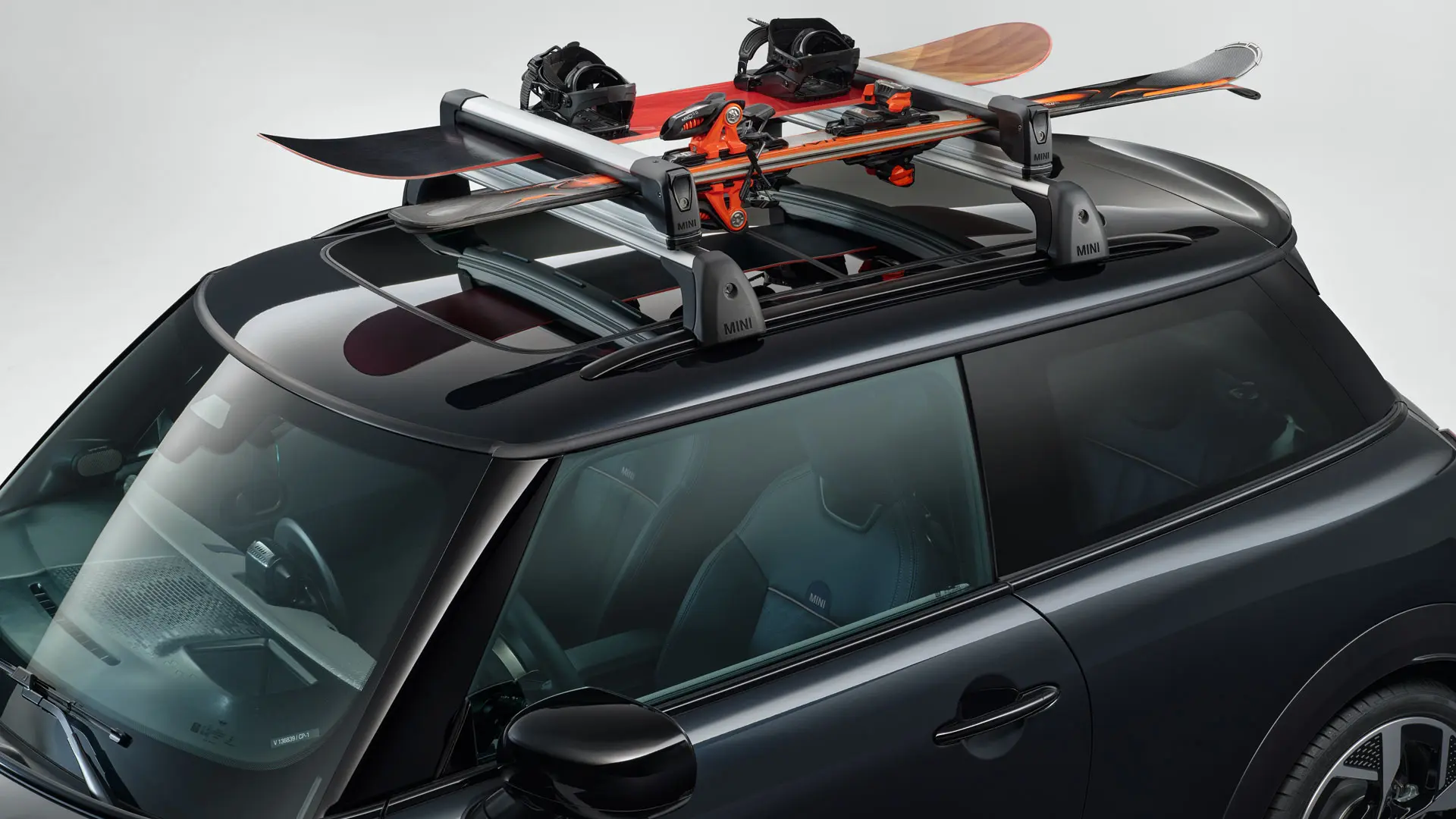 Suport MINI pentru schiuri şi plăci de snowboard