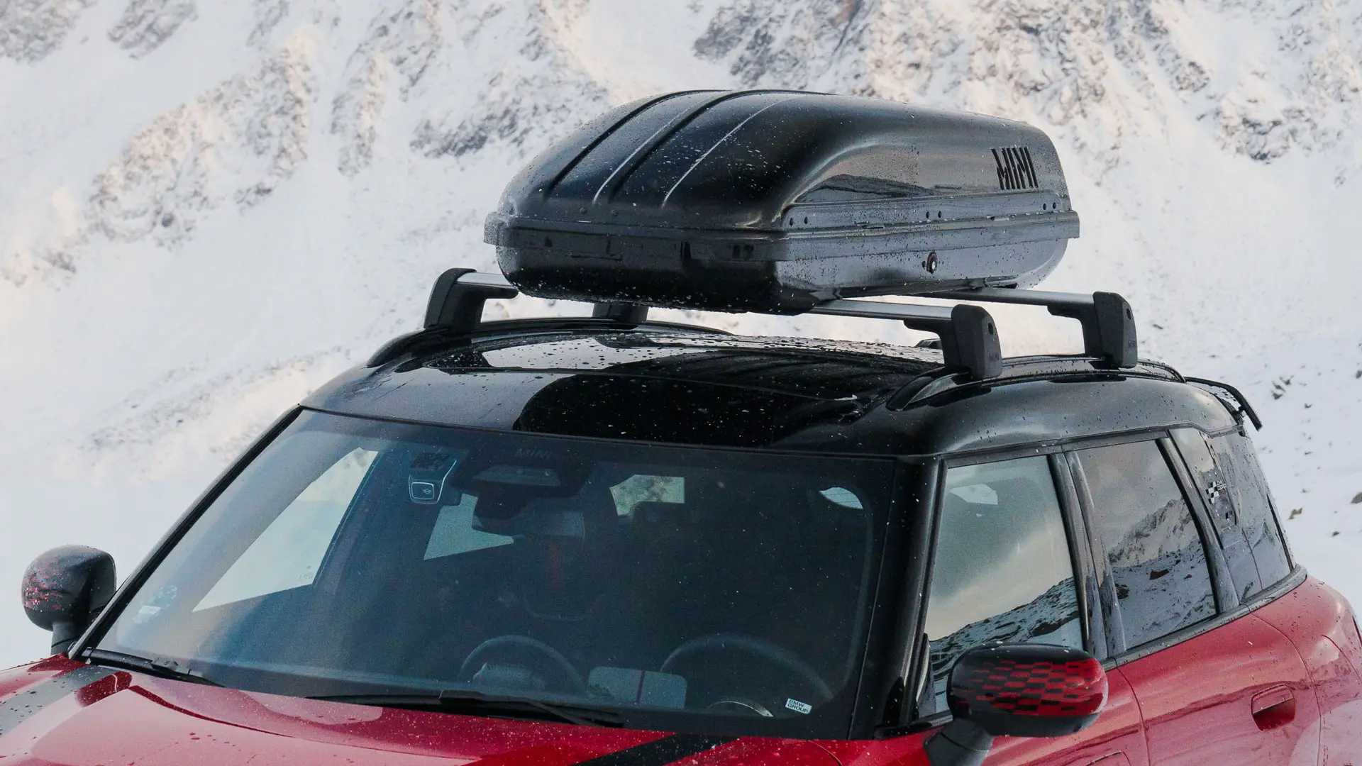 MINI Countryman în Roşu Chili II cu cutie portbagaj MINI 320 în Negru.