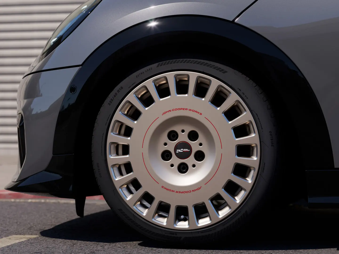 Jante MINI JCW Rallye-spoke de 18", tip 964, în Argintiu Vibrant, cu finisaj striat, cu anvelope aprobate cu marcaj stea. 