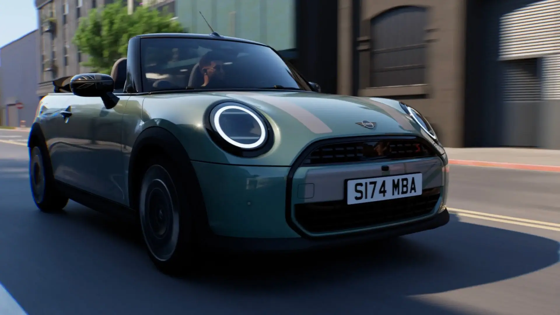MINI Cabrio în Verde Ocean Wave, cu printuri albe MINI Heritage şi capace pentru oglinzi Union Jack.