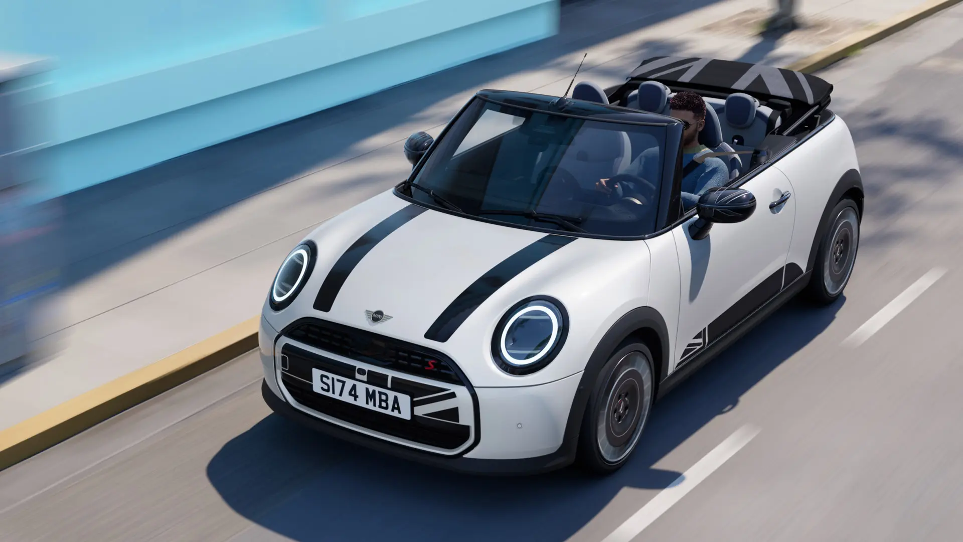 MINI Cabrio în Alb Nanuq, cu printuri MINI Heritage pentru capotă, în negru. 