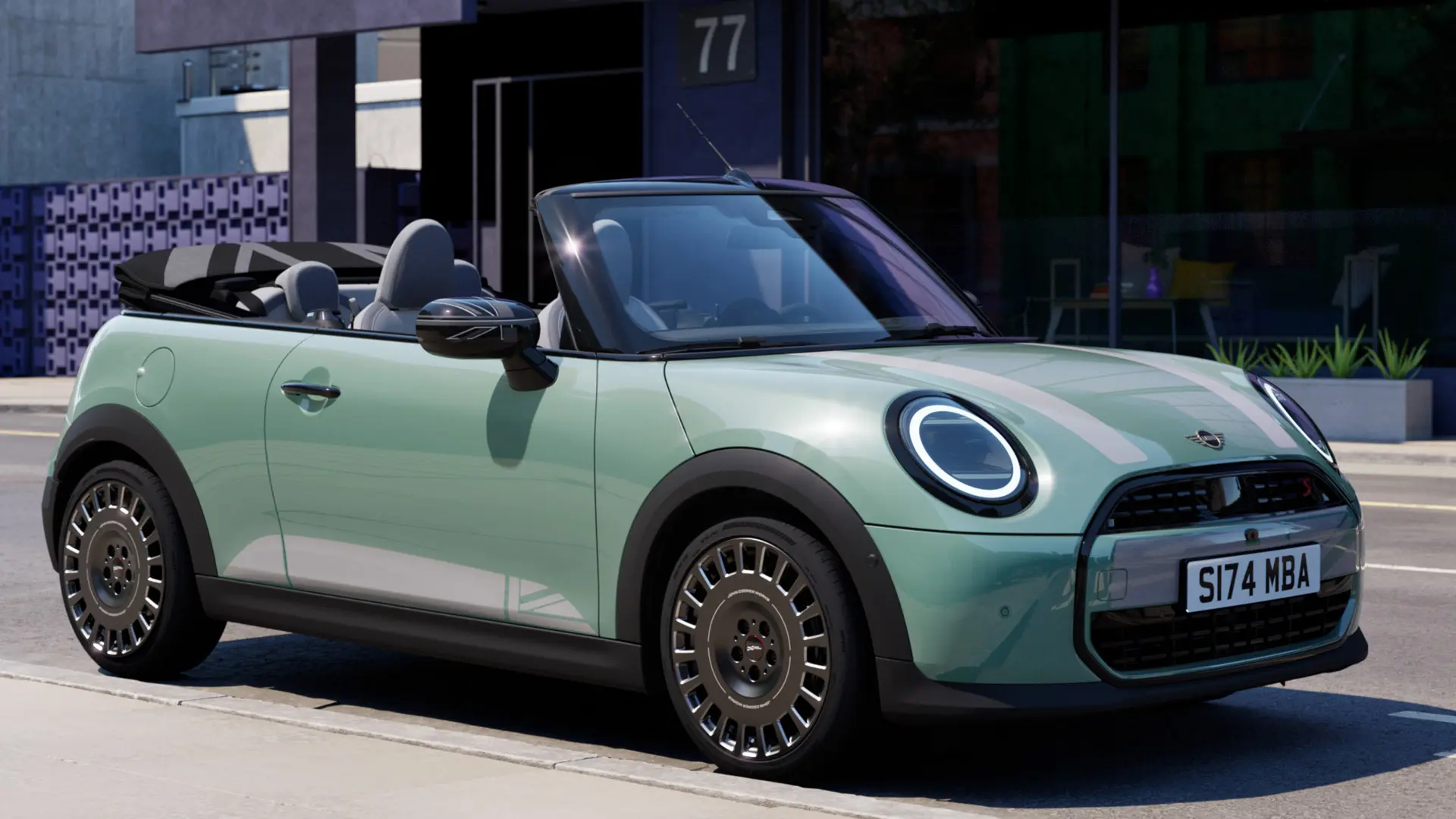 MINI Cabrio în Verde Ocean Wave, cu printuri MINI Heritage pentru capotă, în alb. 
