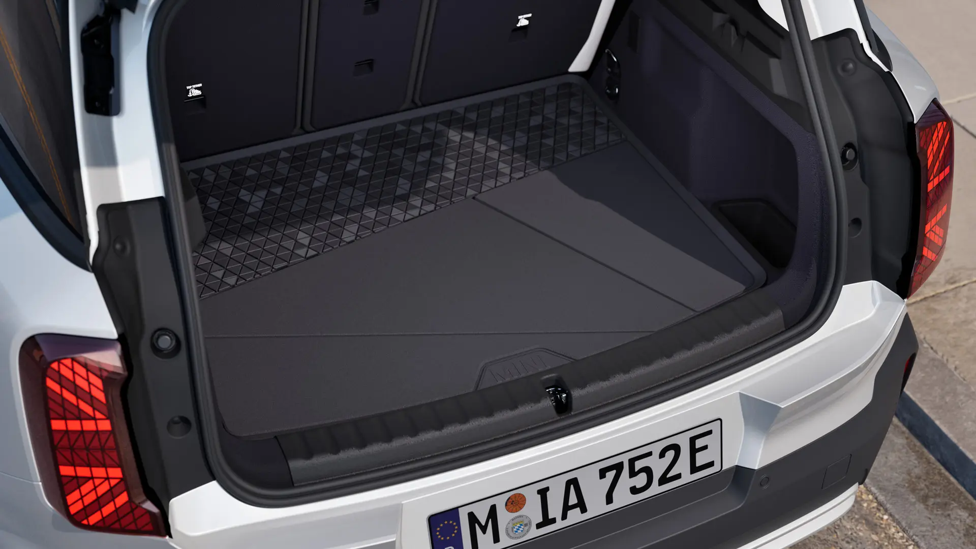 Covoraş MINI negru, realizat pe măsură, pentru compartimentul de bagaje, cu margine înaltă pe toată circumferinţa, pentru protecţie împotriva murdăriei şi umezelii.