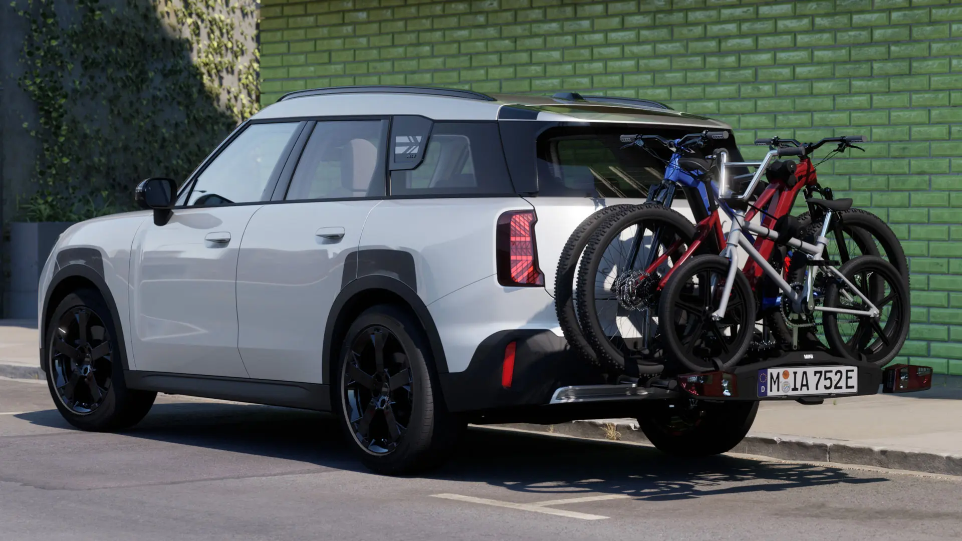 MINI Aceman în Alb Nanuq, echipat cu suport pentru biciclete MINI cu montare în spate Pro 3.0.