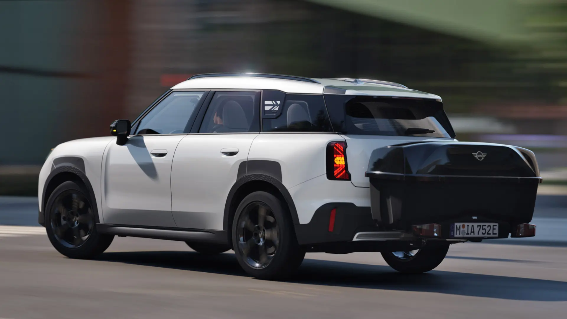 MINI Aceman în Alb Nanuq, echipat cu un suport pentru biciclete MINI cu montare în spate cu cutia portbagaj spate MINI. 