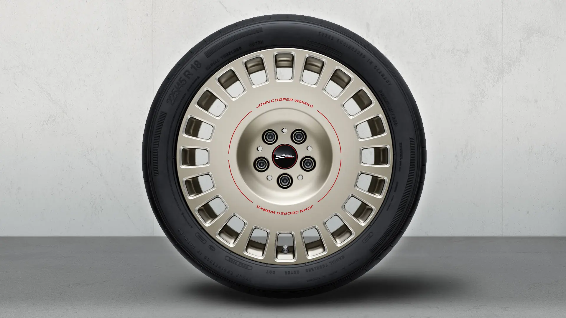 Prim-plan jantă de 18" JCW Rallye, tip 992, spiţată, cu design în două culori, Vibrant Silver şi finisaj lucios.