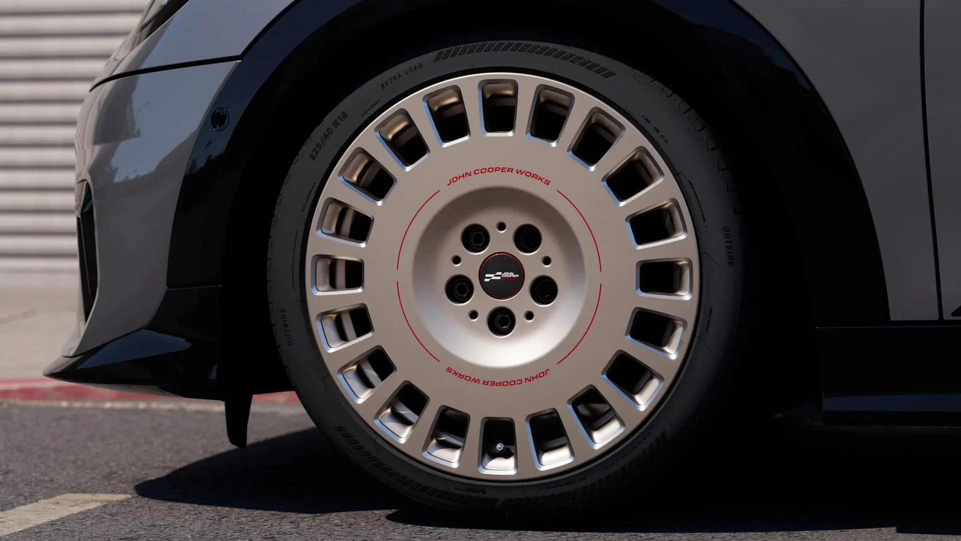 Jantă de 18" MINI JCW Rallye, tip 964, spiţată, din aliaj uşor, de culoare Vibrant Silver, cu design mai solid şi spiţe mai apropiate. 