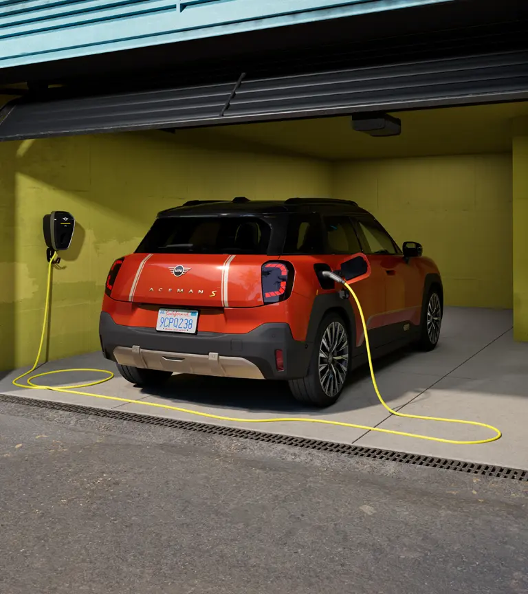 MINI Aceman integral electric cu MINI Wallbox Plus.